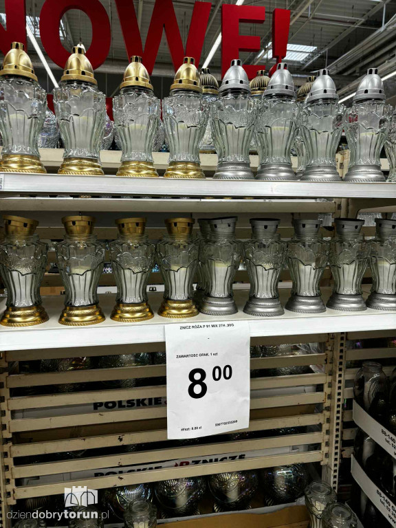 Wszystkich Świętych a popularny hipermarket. Jak z cenami?