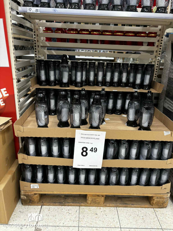 Wszystkich Świętych a popularny hipermarket. Jak z cenami?