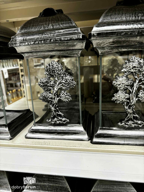 Wszystkich Świętych a popularny hipermarket. Jak z cenami?