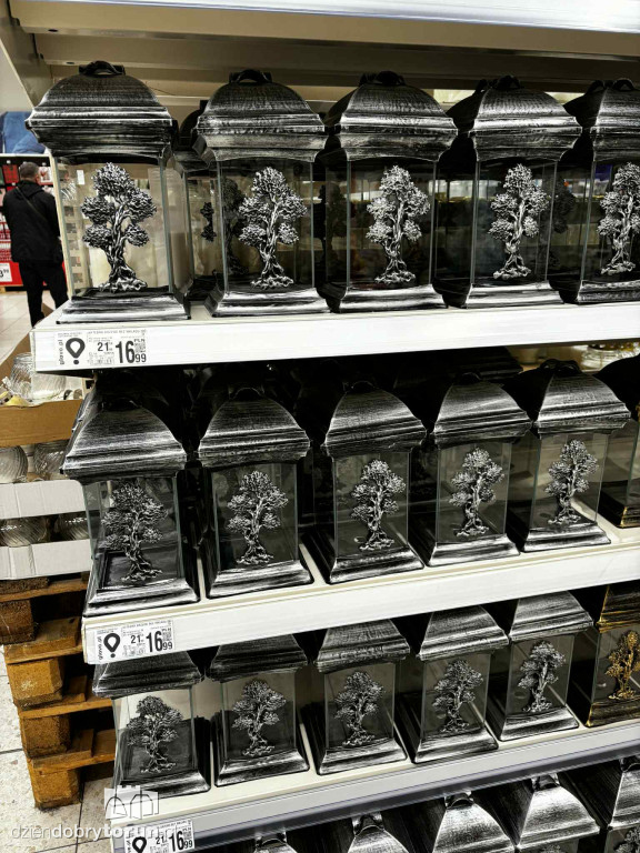 Wszystkich Świętych a popularny hipermarket. Jak z cenami?