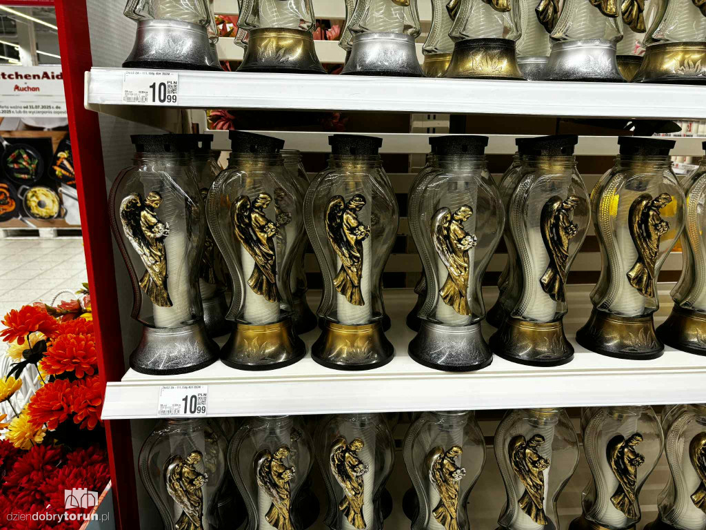 Wszystkich Świętych a popularny hipermarket. Jak z cenami?