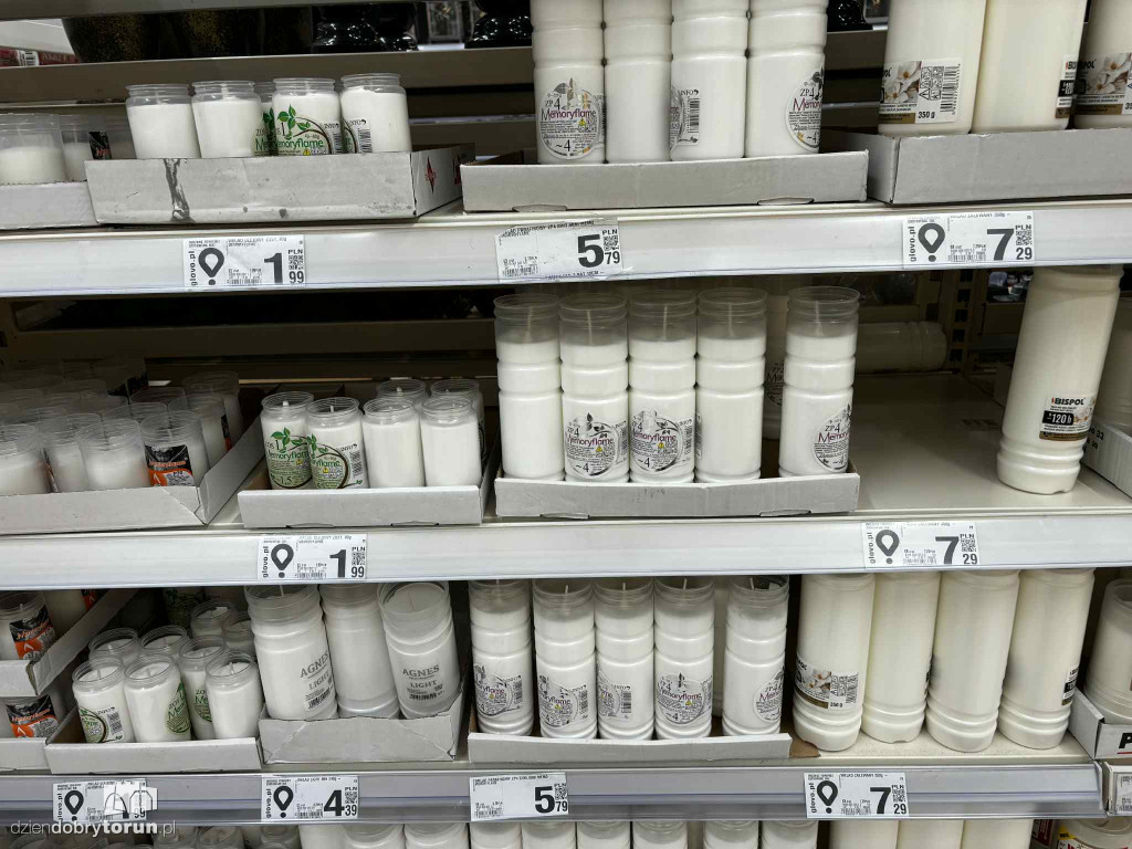 Wszystkich Świętych a popularny hipermarket. Jak z cenami?