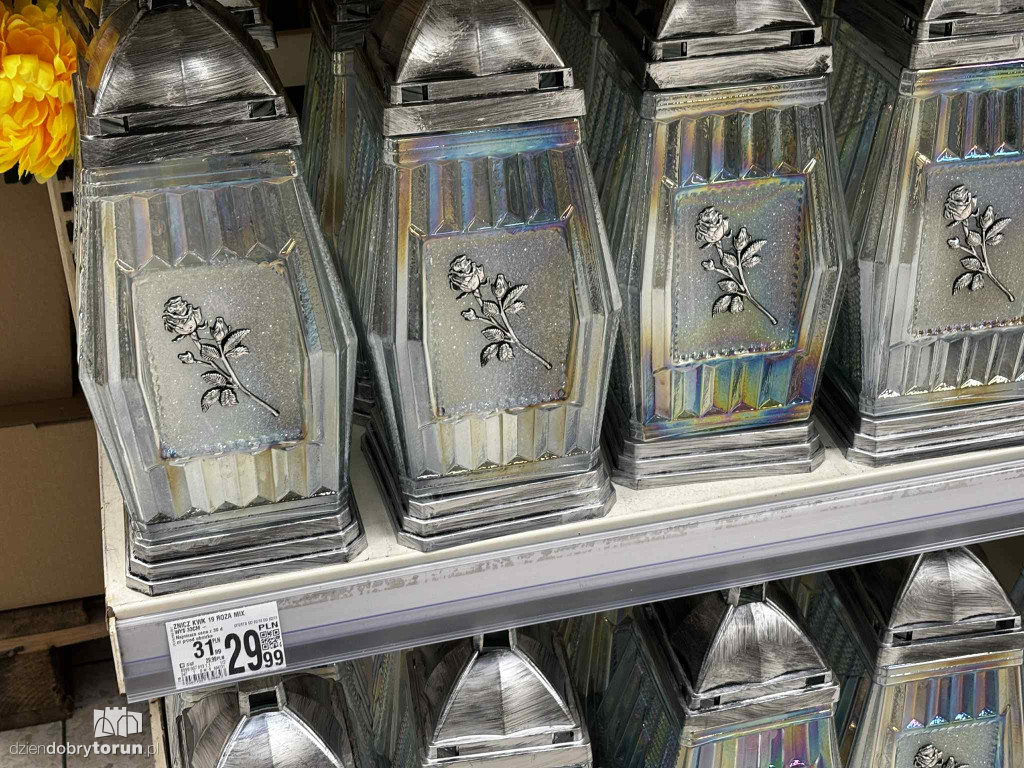 Wszystkich Świętych a popularny hipermarket. Jak z cenami?