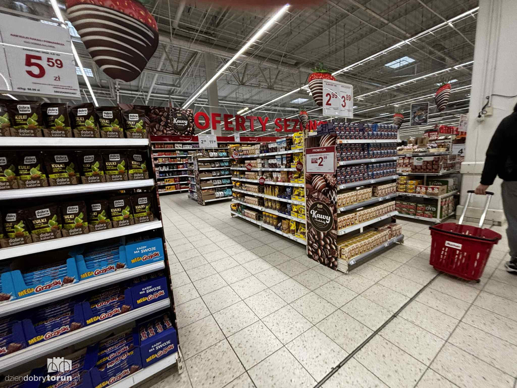 Wszystkich Świętych a popularny hipermarket. Jak z cenami?