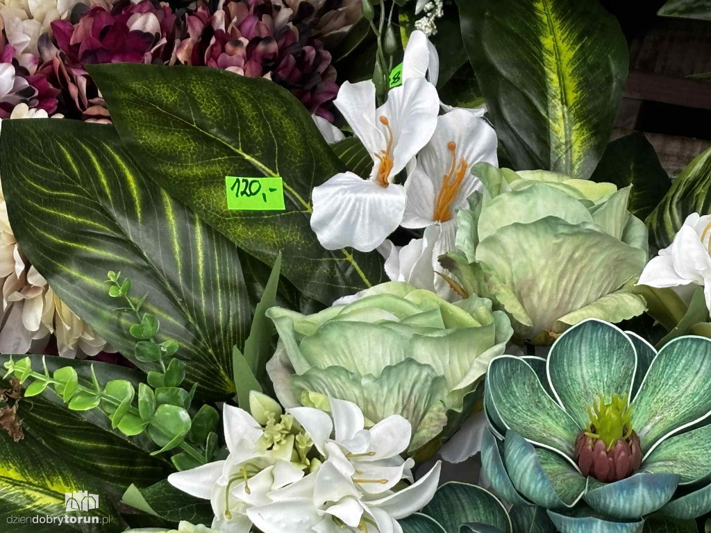 Kwiaty i znicze na toruńskim targowisku - jakie ceny?