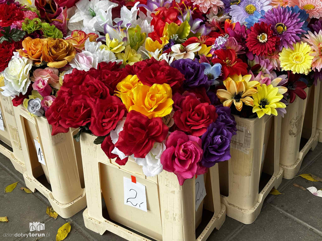 Kwiaty i znicze na toruńskim targowisku - jakie ceny?