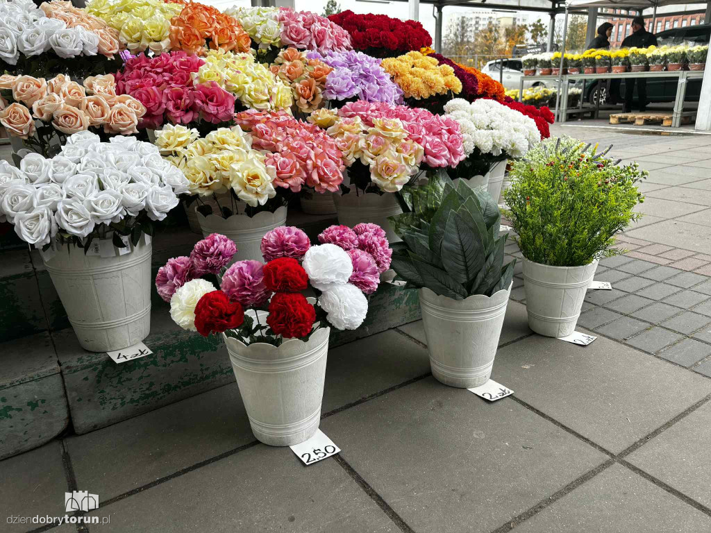 Kwiaty i znicze na toruńskim targowisku - jakie ceny?