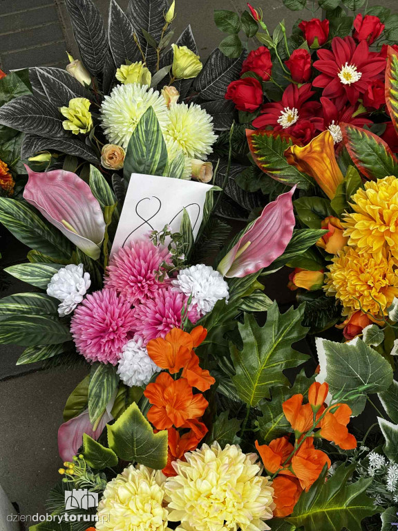 Kwiaty i znicze na toruńskim targowisku - jakie ceny?