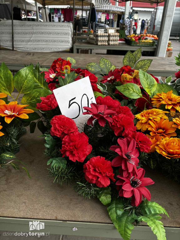 Kwiaty i znicze na toruńskim targowisku - jakie ceny?