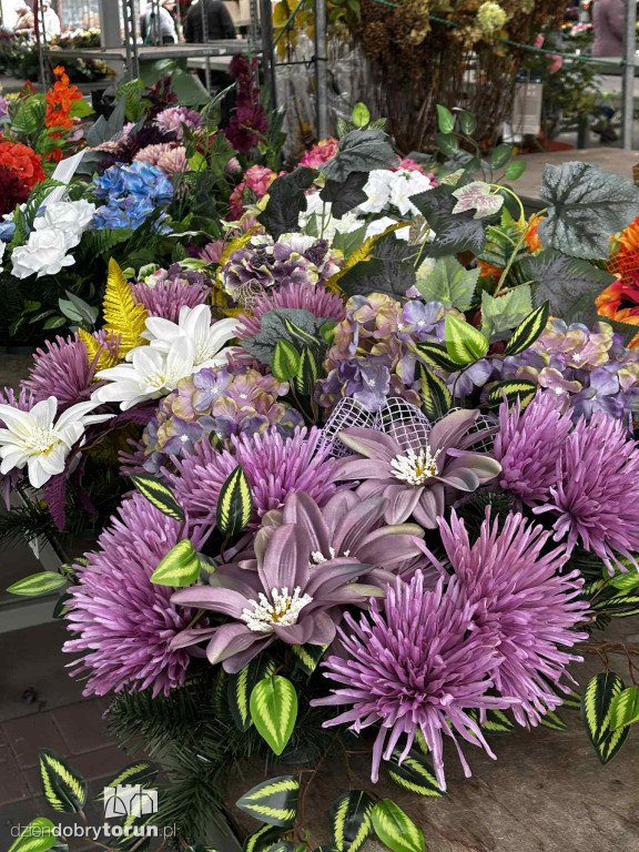 Kwiaty i znicze na toruńskim targowisku - jakie ceny?