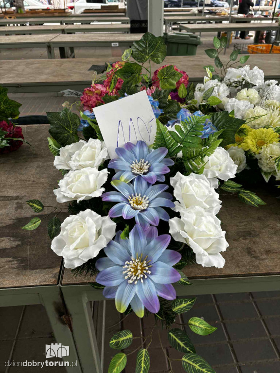 Kwiaty i znicze na toruńskim targowisku - jakie ceny?