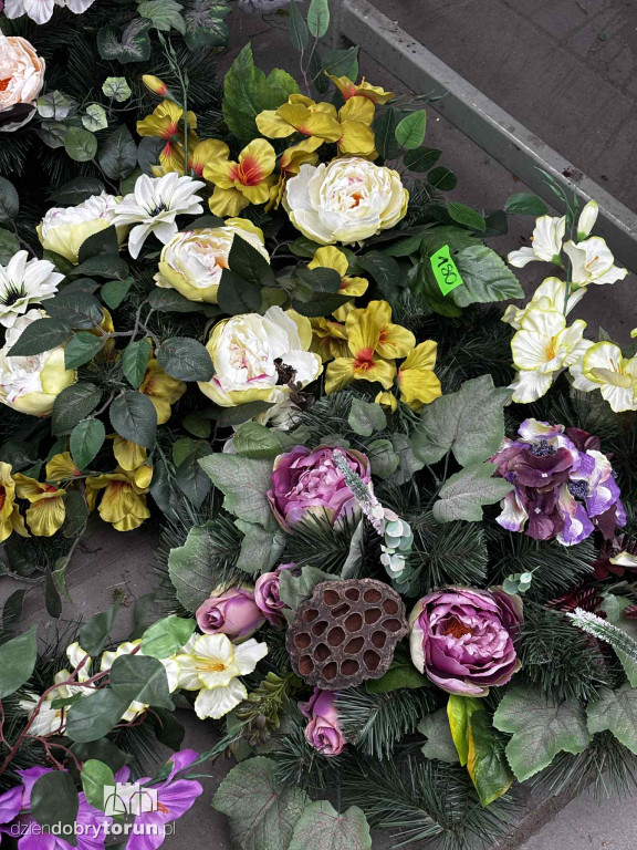 Kwiaty i znicze na toruńskim targowisku - jakie ceny?