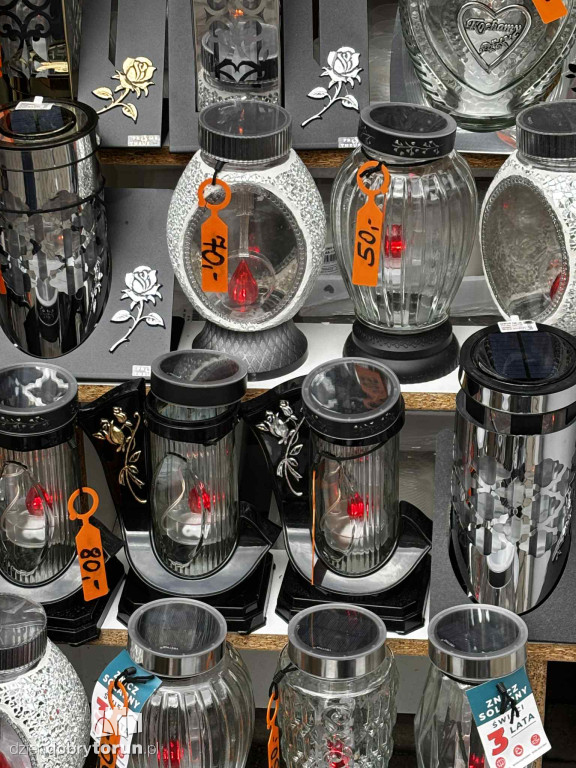 Kwiaty i znicze na toruńskim targowisku - jakie ceny?