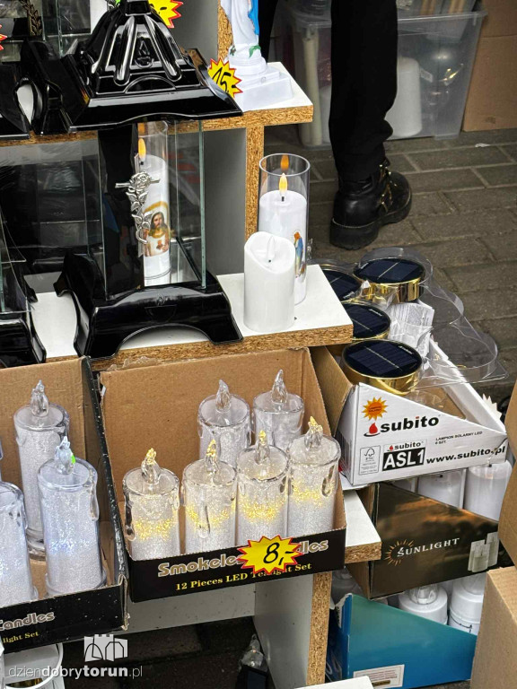 Kwiaty i znicze na toruńskim targowisku - jakie ceny?