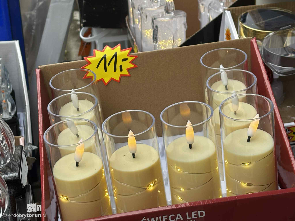 Kwiaty i znicze na toruńskim targowisku - jakie ceny?