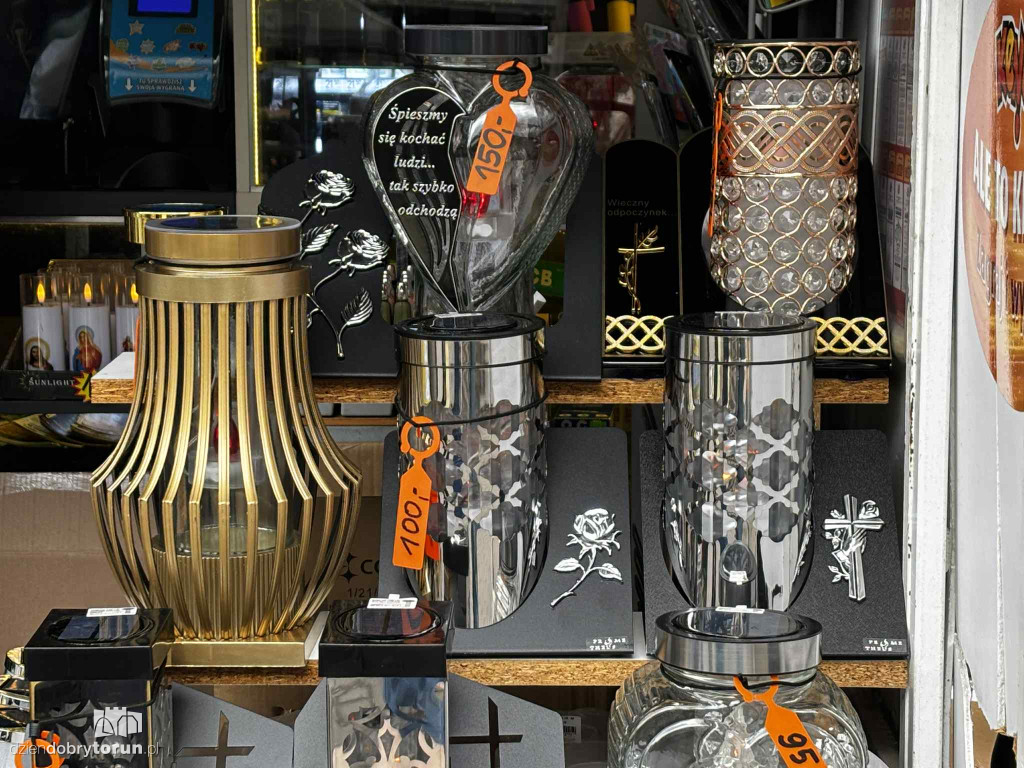 Kwiaty i znicze na toruńskim targowisku - jakie ceny?