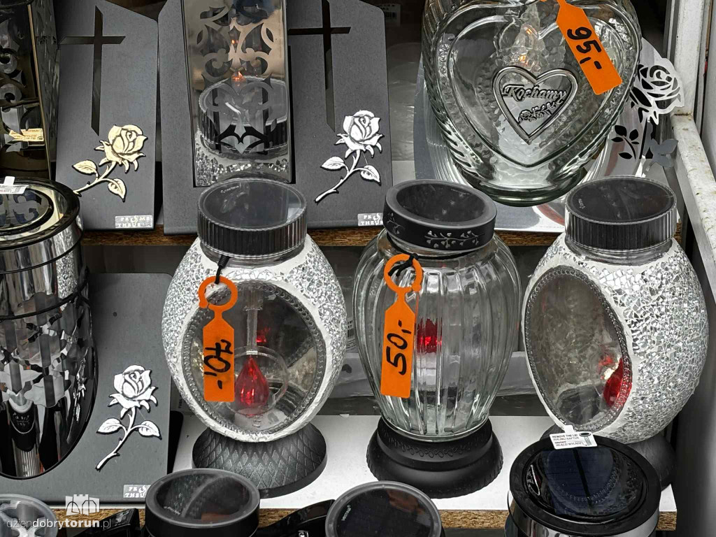 Kwiaty i znicze na toruńskim targowisku - jakie ceny?