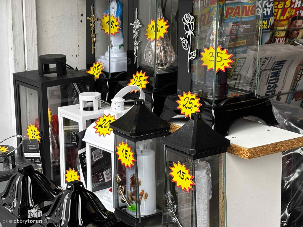 Kwiaty i znicze na toruńskim targowisku - jakie ceny?