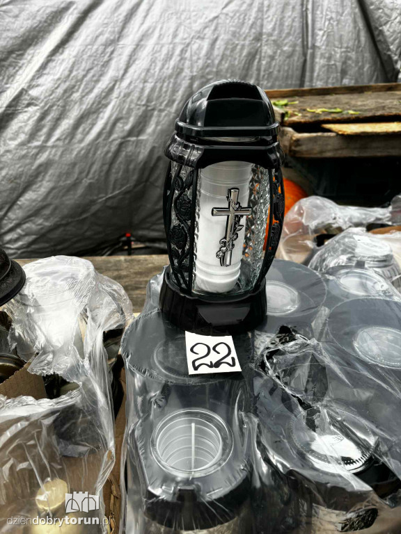 Kwiaty i znicze na toruńskim targowisku - jakie ceny?