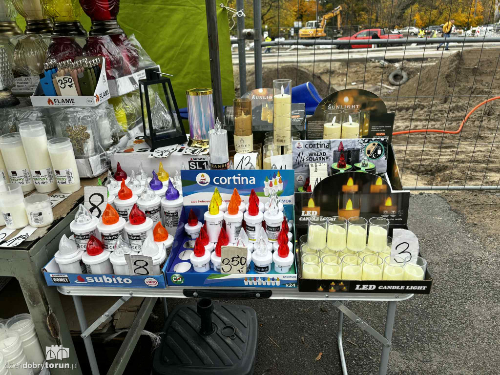 Kwiaty i znicze na toruńskim targowisku - jakie ceny?