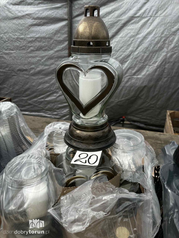 Kwiaty i znicze na toruńskim targowisku - jakie ceny?