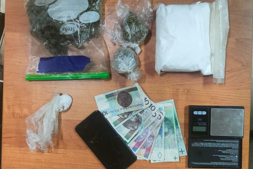 Narkotyki i pieniądze znalezione u podejrzanego. Fot. KMP  