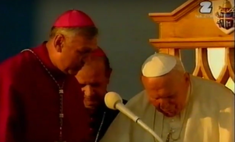 Jednym z gospodarzy spotkania był ks. bp Andrzej Suski, ordynariusz toruńskiej diecezji - w tle widać też ks. Stanisława Dziwisza, ówczesnego sekretarza Jana Pawła II
