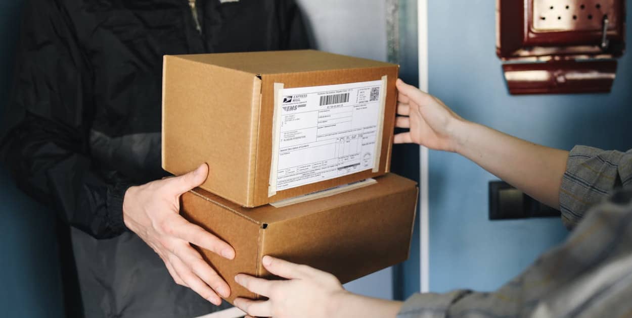 Zdjęcie dodane przez Polina Tankilevitch: https://www.pexels.com/pl-pl/zdjecie/osoba-rece-trzymajacy-pudla-4440774/