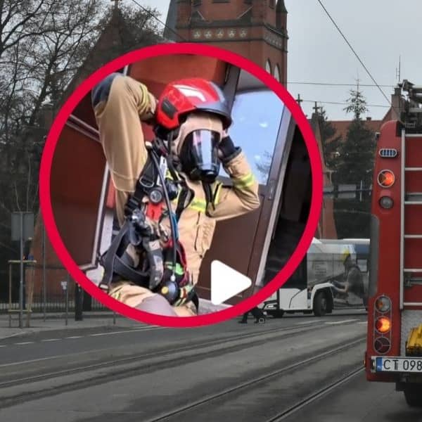 Strażackie akcje, wyjazdy do pożarów, interwencje drogowe, ale też codzienna służba „od kuchni” – tak wygląda TikTok prowadzony przez strażaka z Torunia, znanego w sieci jako Aspirant_Jankes. Jego kanał od miesięcy przyciąga uwagę internautów, a liczby jasno pokazują, że wkrótce może to być jeden z najpopularniejszych profili o tematyce ratowniczej w polskim TikToku.  [POLUB_FB]  Pierwszy film na profilu pojawił się w 2023 roku. Od tego czasu autor publikuje regularnie, a licznik materiałów dawn