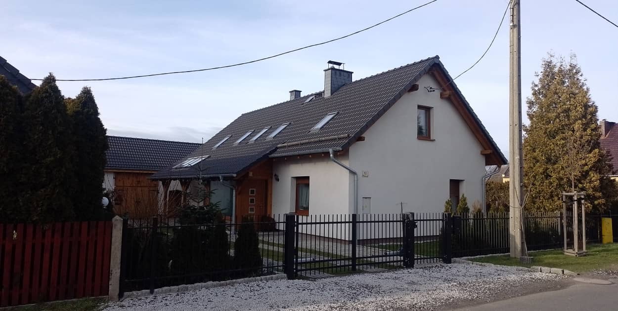 Dom jednorodzinny, zdjęcie ilustracyjne Fot. Kamil Czaiński, CC BY-SA 4.0, via Wikimedia Commons