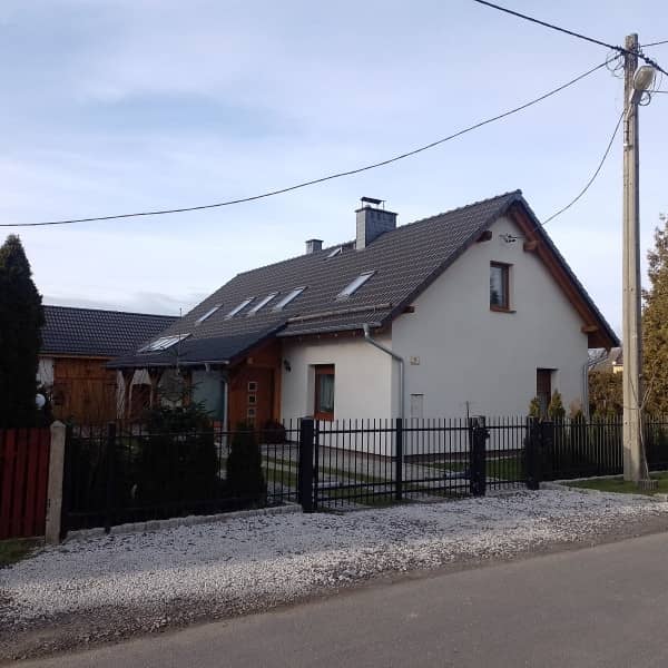 Dom jednorodzinny, zdjęcie ilustracyjne Fot. Kamil Czaiński, CC BY-SA 4.0, via Wikimedia Commons