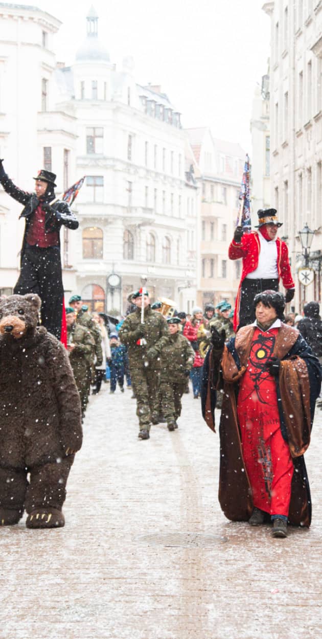 34. Finał WOŚP - przemarsz orkiestry wojskowej