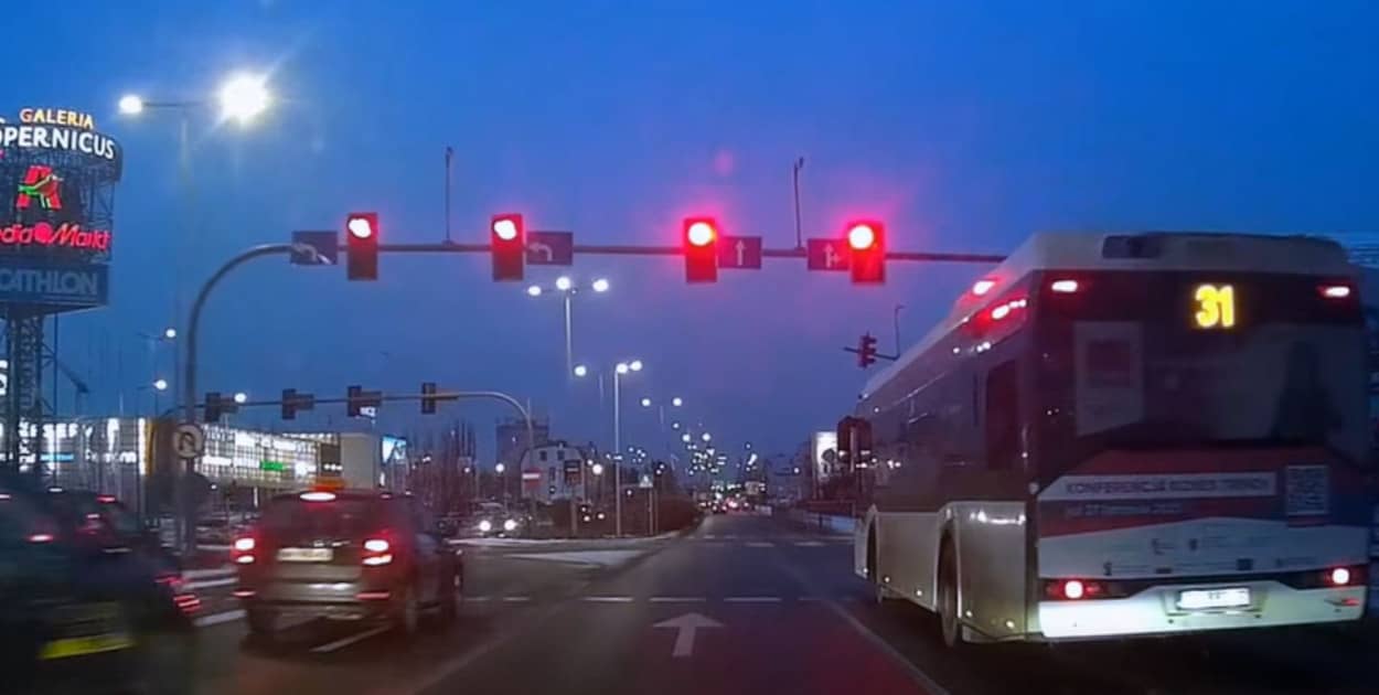 Screen z nagrania: Bandyci drogowi