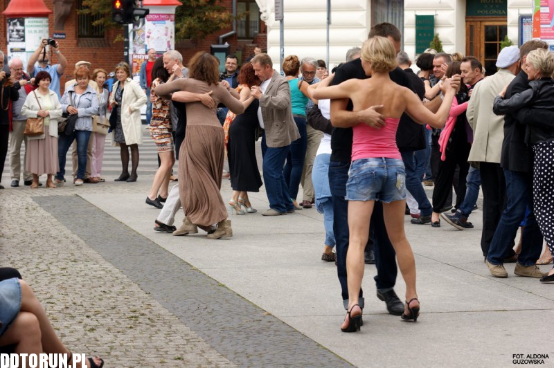 Tango przed Teatrem im. Wilama Horzycy