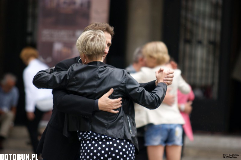 Tango przed Teatrem im. Wilama Horzycy