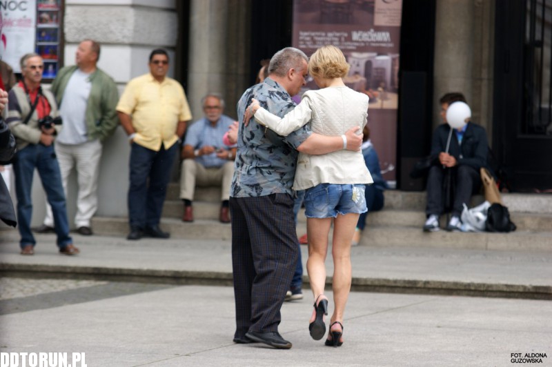 Tango przed Teatrem im. Wilama Horzycy