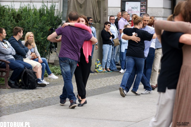 Tango przed Teatrem im. Wilama Horzycy
