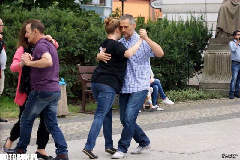 Tango przed Teatrem im. Wilama Horzycy