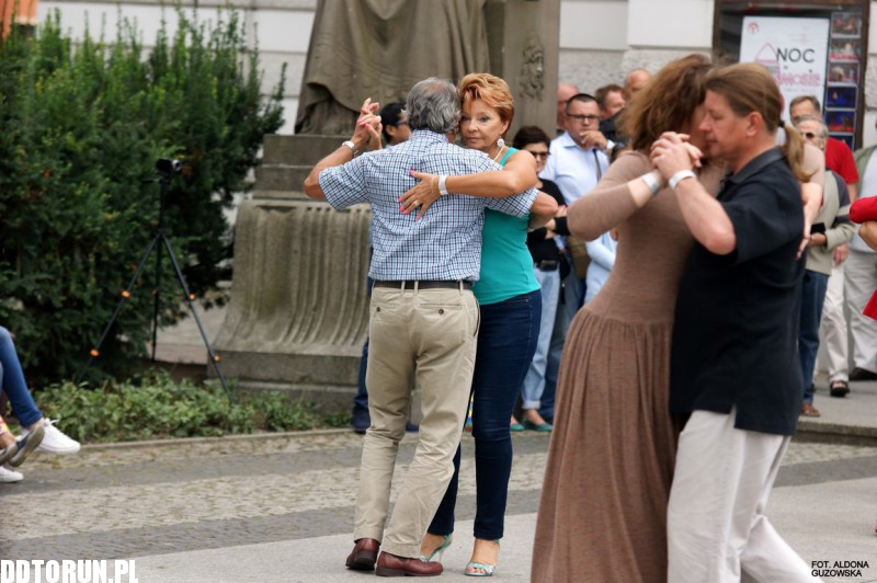 Tango przed Teatrem im. Wilama Horzycy