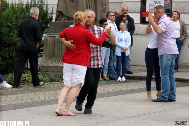 Tango przed Teatrem im. Wilama Horzycy