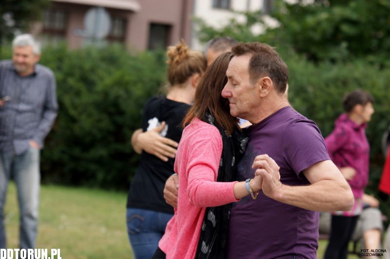 Tango przed Teatrem im. Wilama Horzycy