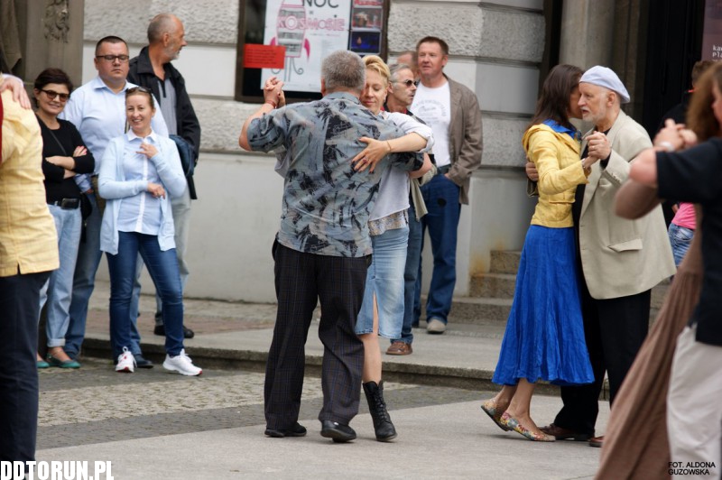 Tango przed Teatrem im. Wilama Horzycy