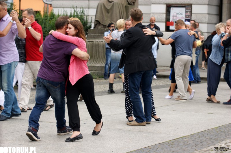 Tango przed Teatrem im. Wilama Horzycy