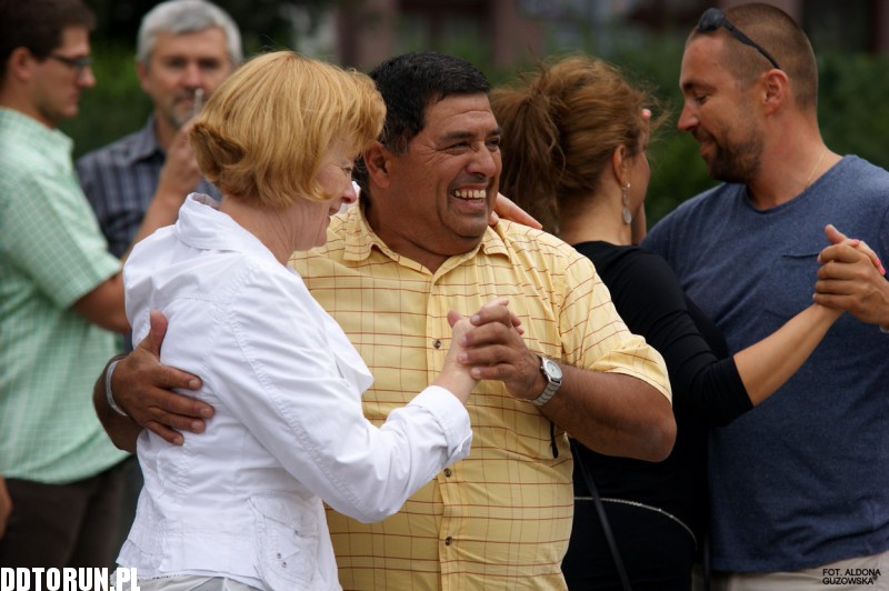 Tango przed Teatrem im. Wilama Horzycy