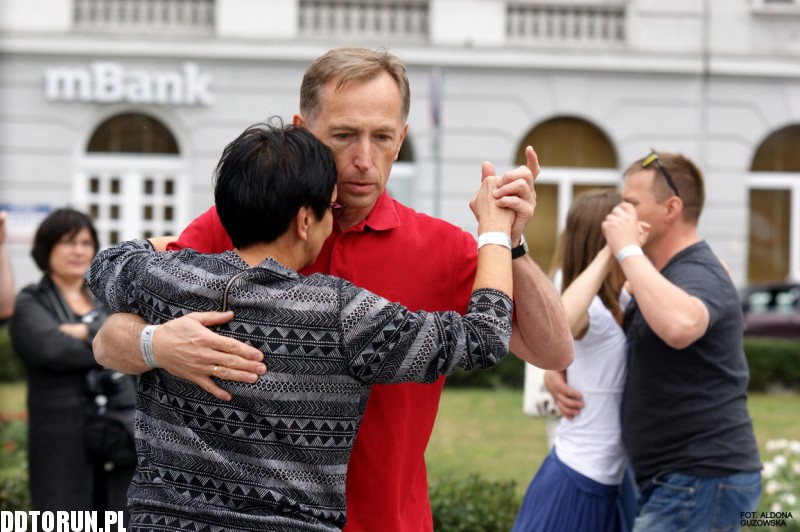 Tango przed Teatrem im. Wilama Horzycy