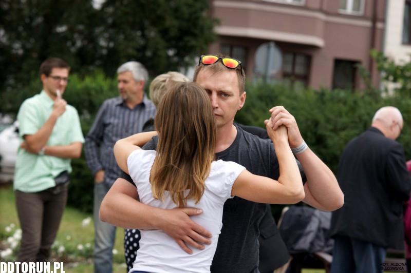 Tango przed Teatrem im. Wilama Horzycy