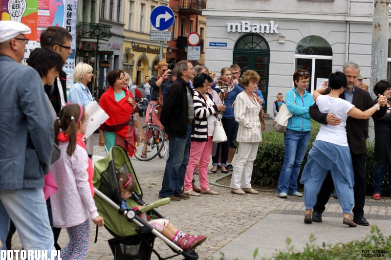 Tango przed Teatrem im. Wilama Horzycy