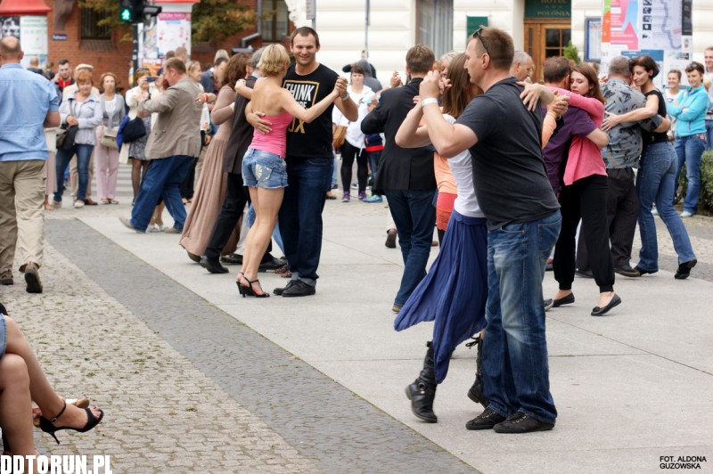 Tango przed Teatrem im. Wilama Horzycy