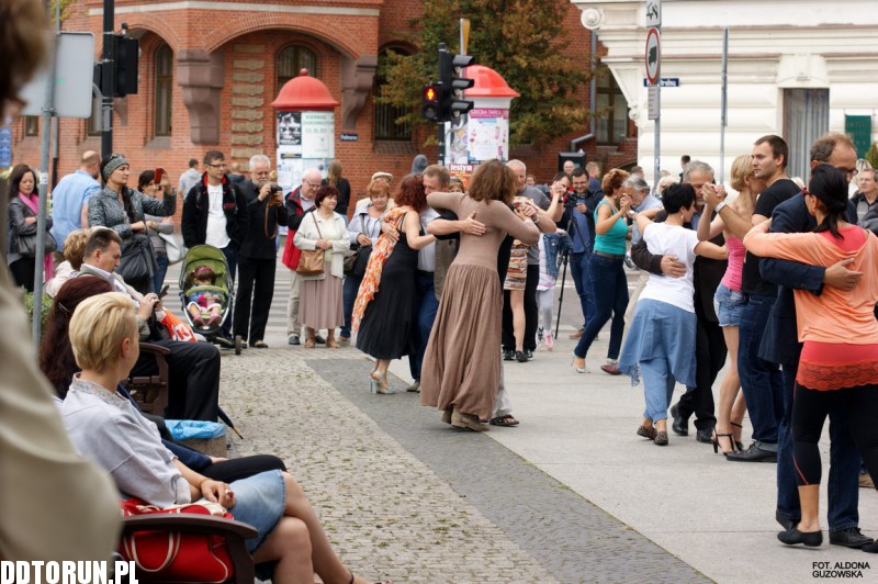 Tango przed Teatrem im. Wilama Horzycy