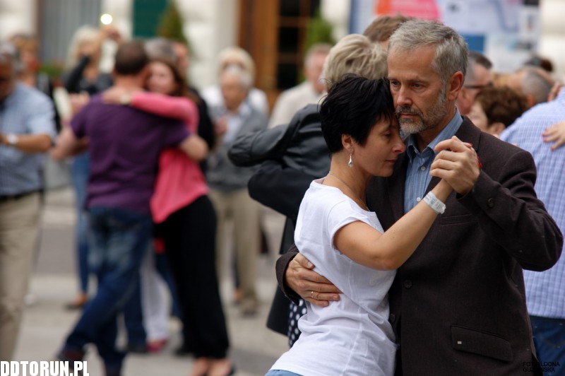 Tango przed Teatrem im. Wilama Horzycy